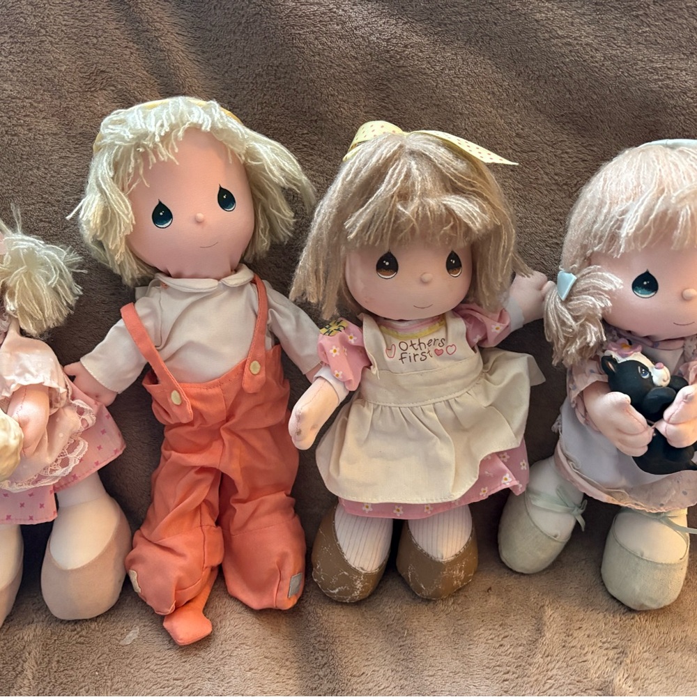 4 Precious Moments dolls 
Great condition